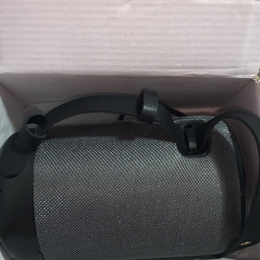 RECHARGEABLE PORTABLE WI-FI/FM SPEAKER